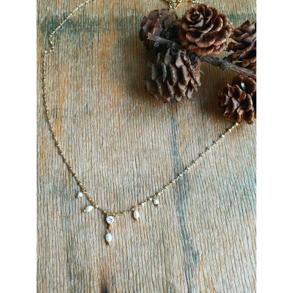 Hanka IN kaklo papuošalas su perlais